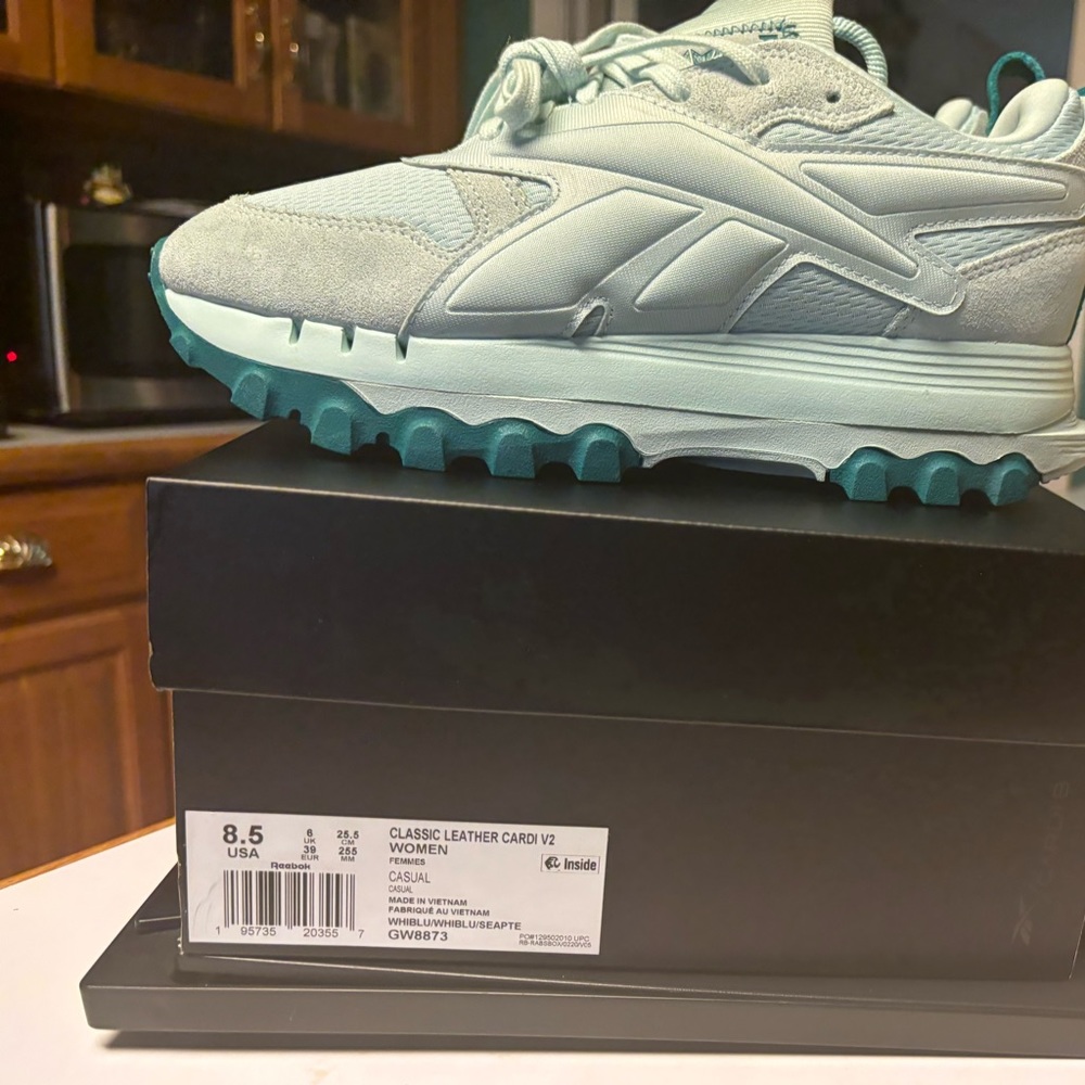 New Cardi V2 Reebok women’s shoes size 8.5
